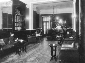 le touring hotel de milan, inauguré en 1926, était équipé des installations les plus modernes et marqué par "une simplicité décorative". il devait servir de modèle pour le renouvellement des hôtels, q...