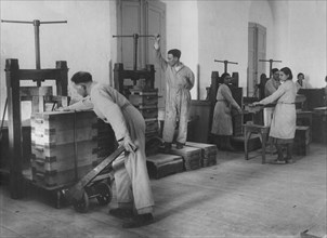 le conditionnement du tabac dans une usine de lecce. 1920