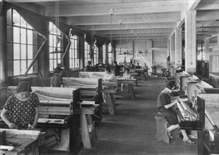 le hangar d'une entreprise de fabrication de pianos. 1915-40