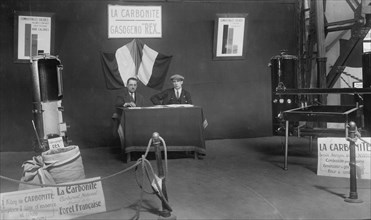 un stand au congrès sur les carburants de 1932.