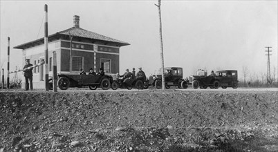 dès 1906, alors que le trafic automobile se développait malgré un réseau routier totalement inadapté, le comité des industriels italiens a convoqué une réunion de l'industrie automobile et a proposé l...