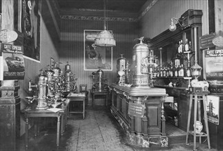 de belles machines à café expresso, aujourd'hui disparues, sur un stand de la foire de milan. 1915-40