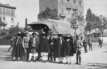 une délégation de hauts dignitaires d'abasto en visite chez fiat, la plus grande industrie d'Italie.1915-1940