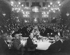 1924 : le touring a 30 ans et atteint près de 300.000 membres. lors du banquet de célébration, 400 invités font la fête dans un restaurant de milan, via verdi. l.v. bertarelli (au centre) le "grand et...