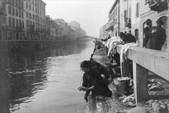 italy, lombardia, milan, naviglio grande, washerwomen, 1920-1930