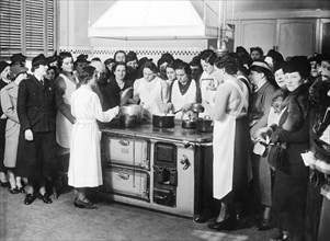 demonstration in the kitchen, milan 1938