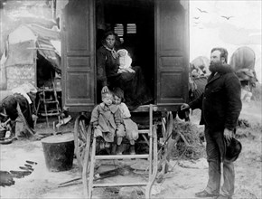 italy, family of gipsies, 1910