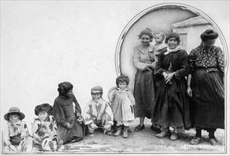 italy, women and children gipsies, 1910