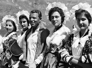cervinia, alpinisme, guide achille compagnoni avec le groupe folklorique susa, 1960
