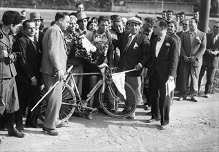 cyclisme, learco guerra à l'arrivée de la predappio-roma, 1932