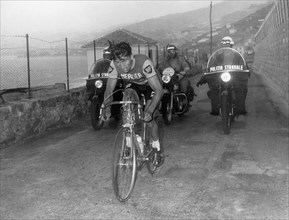 cyclisme, milano sanremo, le poulidor français s'échappant sur le poggio, 1961