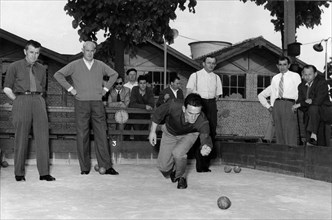 match de boules au centre sportif pirelli, 1958