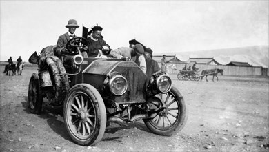 course automobile, raid beijing-paris, gouverneur chinois de mongolie en voiture avec escorte, 1907