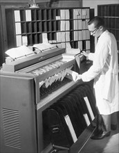 milan, bureau municipal de recensement, machine de tri pour les enquêtes statistiques, 1961
