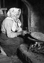 femme de romagne cuisinant une piadina, 1920-1930