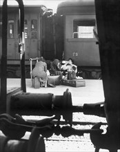 reggio calabria, émigrants à la gare, 1959