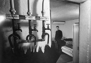émigrants dans une pièce aménagée dans une cave, 1965