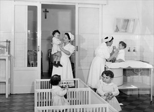 enfants du personnel de l'hôtel palace à madrid, 1956