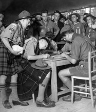 scouts, moment du service postal organisé pour les scouts écossais, jamboree de la paix, 1950 1960