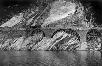 route de gardesana près de torbole, démolition de couches rocheuses dangereuses, 1930-1940
