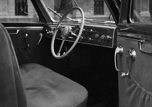 intérieur d'une voiture, milan, 1950