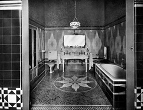 meuble, salle de toilette d'hôtel recouverte de verre avec des décorations orientales, années 1920