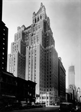 new york, l'hôtel lexington terminé en arrière-plan le chrysler en construction