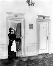 hôtels, serveuse et couloir d'hôtel avec signaux lumineux, 1910-1920