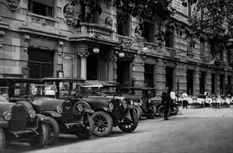 bergamo, hôtel moderne, parking et tables extérieures, 1920