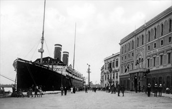 brindisi, hôtel international devant l'embarcadère des bateaux à vapeur, 1931