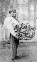 vieux métiers, vendeur bossu de beignets sucrés, 1890-1900