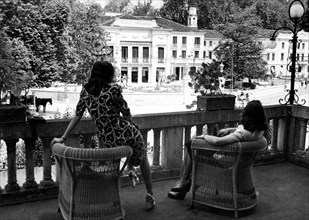 italie, veneto, abano terme, terrasse et deux femmes, établissement royal de l'horloge, 1930-1940