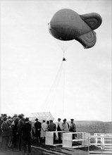 aéronautique, le ballon d'ivoire en ascension et le cerf volant en dessous, 1920