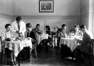 merano, exercice des élèves de l'école de gestion hôtelière à l'heure du thé, 1920 1930