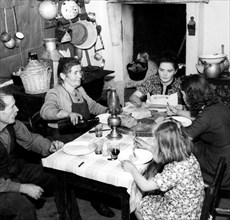 guerre, famille à table lisant le courrier militaire, 1943