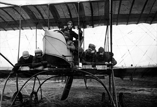 aéronautique, aviateur autrichien sablatnig sur biplan lors du record de vol avec cinq passagers, 1911