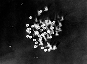 guerre, marine, navires en patrouille touchés par des bombes et des torpilles, 1943