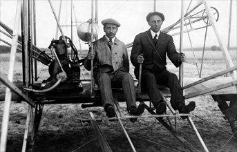 aviation, france, champ d'anvours, aviateur wilbur wright et un passager, 1910