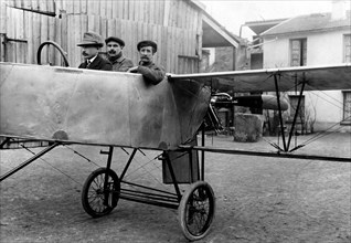 aéronautique, aviateur et deux passagers, 1910