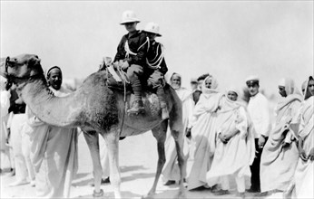 fascisme, libye, vittorio mussolini sur un chameau à sabratha, 1927