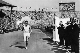 arrivée de la flamme olympique à london-wembley, 1952