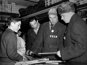 joueurs de hockey russes dans un magasin à cortina, 1956