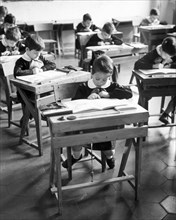 enseignement primaire, enfants en classe, école de Lombardie, 1961