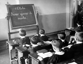 les élèves en classe, 1964