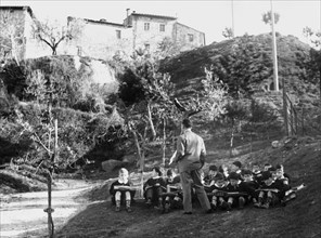 étudiants et école en plein air à san gimignano, 1963