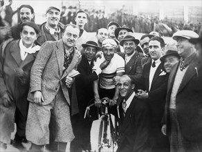 Girardengo entouré d'un groupe de fans, 1930