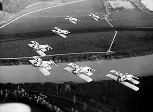 évolutions aériennes d'un avion de chasse fiat cr30, 1930