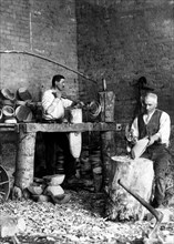 fabrication de bols en bois, 1920