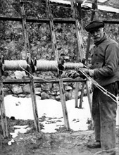 funaro avec bobines de chanvre, 1910-1920
