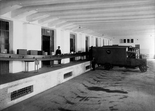 déchargement de sacs dans un bureau de poste, 1920